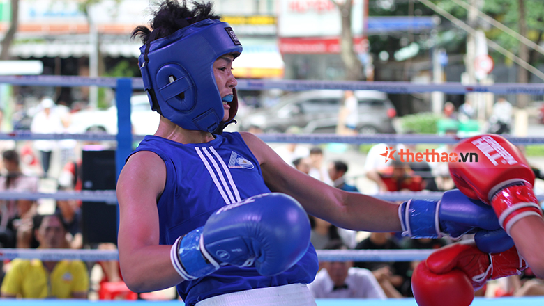 Vo Thi Kim Anh connects Ha Thi Linh, in the quarterfinals of the World Women's Boxing 2025 - Photo 2