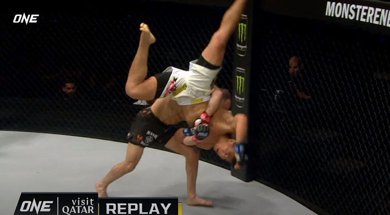 The One Championship champion celebrates the victory and then discovered that he was tried to lose - Photo 3