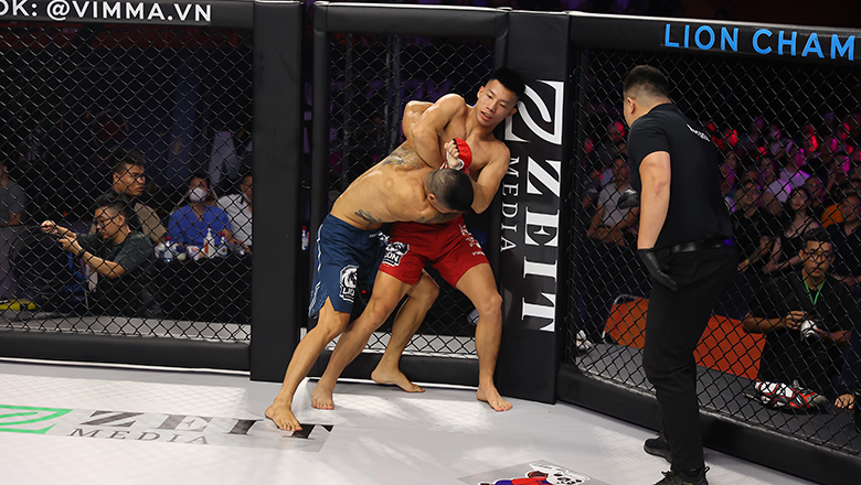 Pham Van Nam locked Dinh Van Huong, protecting the Lion Championship championship belt - Photo 2
