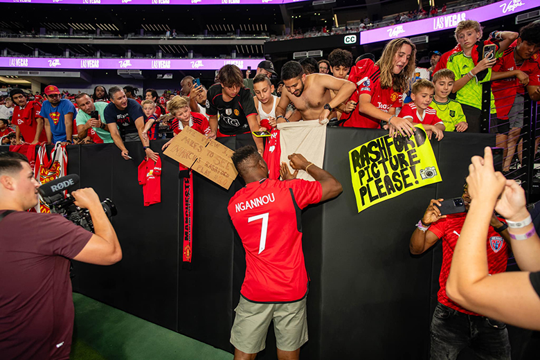 Nunnou came to see MU's friendly match in the US - Photo 4