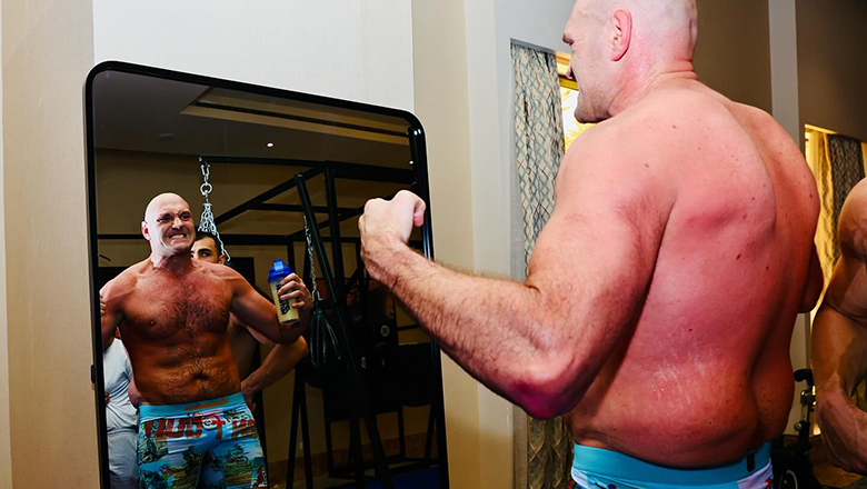 Tyson Fury shows off her ideal body before the game USYK - Photo 1
