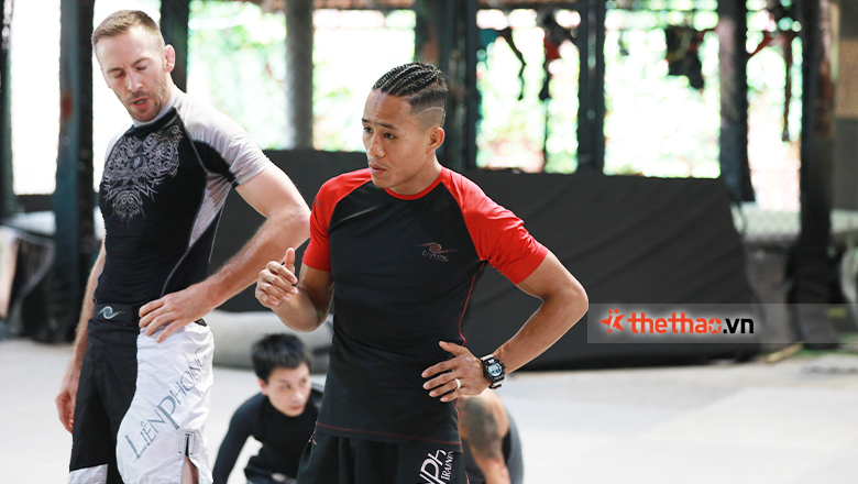 Nguyen Hoang Thach is an assistant, an interpreter for foreign coach - Photo 4