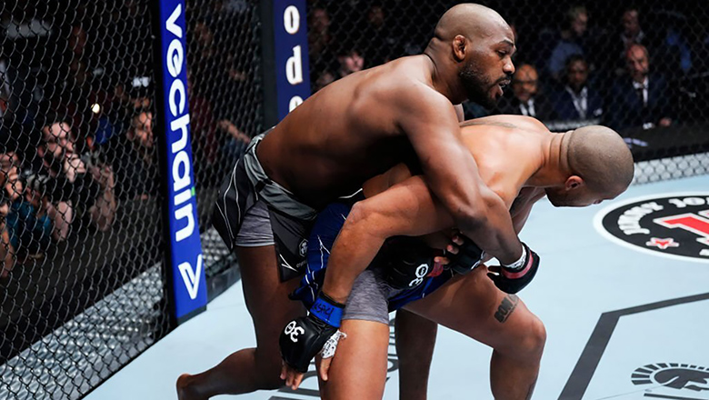 Jon Jones defeated Cyril Gane after only 2 minutes, winning the UFC heavy championship - Photo 1