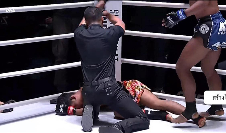 The vendor is not in One Championship, taking money for his father - Photo 3