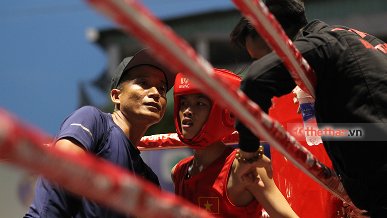 Young Boxing Prize in Ho Chi Minh City: The coach is busy guiding students, not knowing the opponent to lose - Photo 1