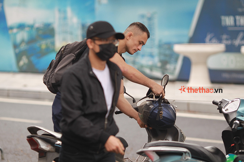 Nguyen Van Kamil rides a car to the gym before the Lion Championship - Photo 4