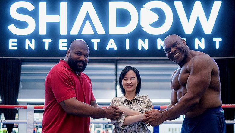 Vietnamese boxer representative Shadow Entertainment signed a contract with the former UFC champion - Photo 2