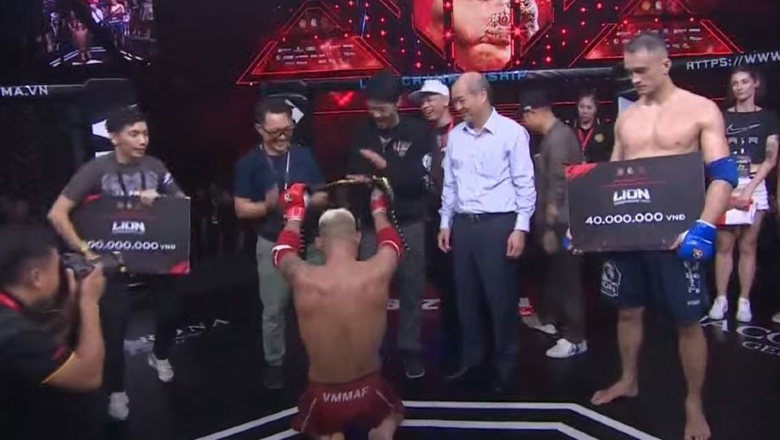 Tran Quang Loc kneels and knelt after winning the MMA Lion Championship - Photo 1
