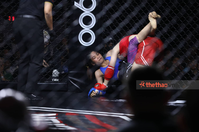Thanh Truc slipped down twice and still won the opponent with a submission - Photo 3