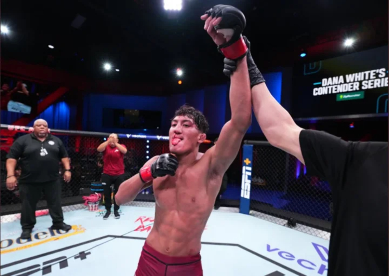 The 18 -year -old MMA prodigy launched the UFC arena - Photo 2