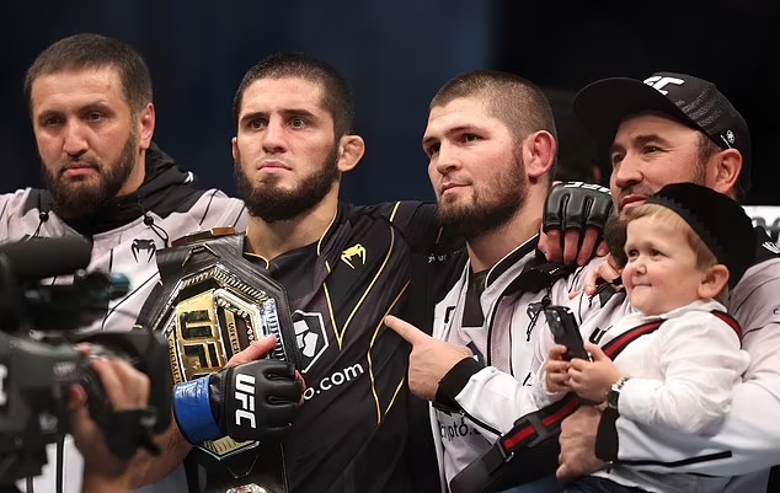 Adesanya brought home to bet Volkanovski win Makhachev at UFC 284 - Photo 1