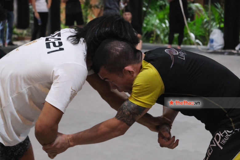 UFC boxers exchanged at the MMA dojo of Johnny Tri Nguyen - Photo 3