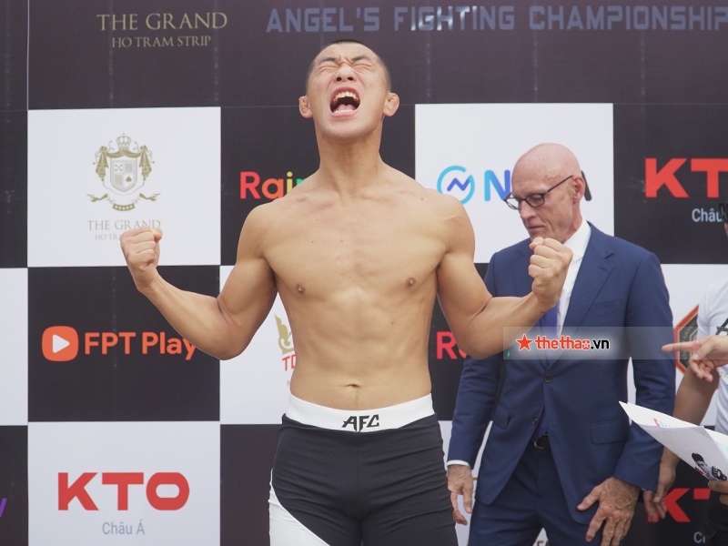 The boxer uses strange techniques before checking the weight for the AFC 21 event - Photo 4