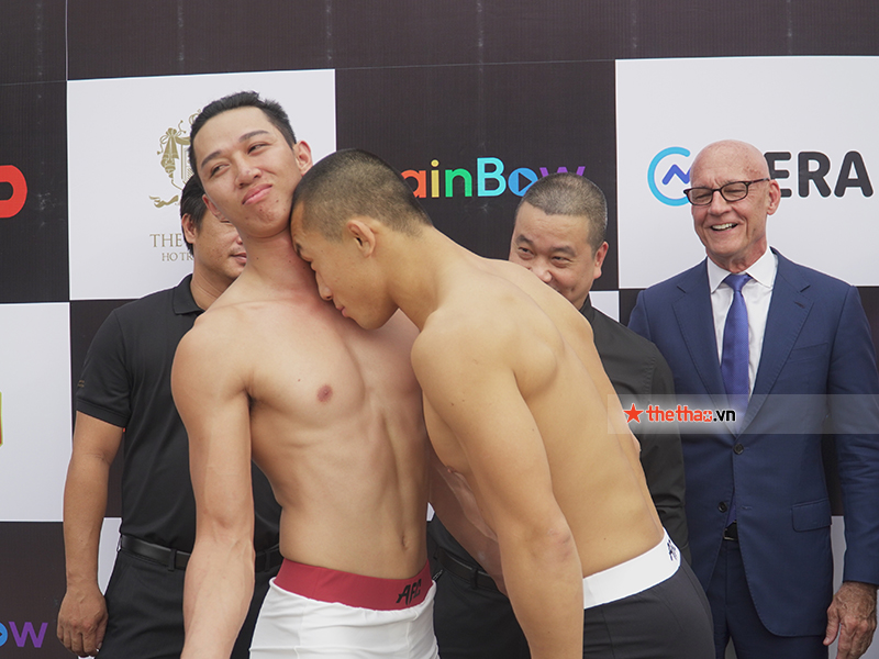 The boxer uses strange techniques before checking the weight for the AFC 21 event - Photo 8