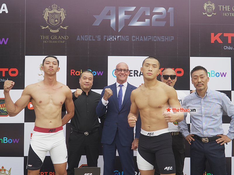 The boxer uses strange techniques before checking the weight for the AFC 21 event - Photo 9