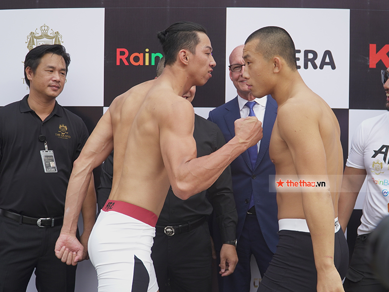 The boxer uses strange techniques before checking the weight for the AFC 21 event - Photo 6