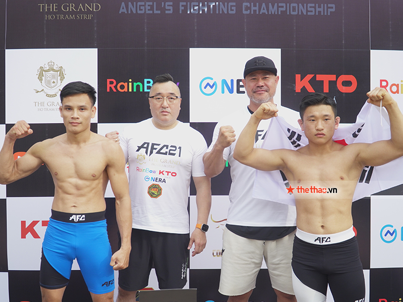 The boxer uses strange techniques before checking the weight for the AFC 21 event - Photo 13