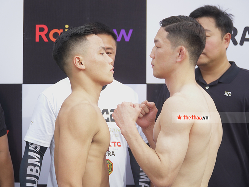 The boxer uses strange techniques before checking the weight for the AFC 21 event - Photo 14