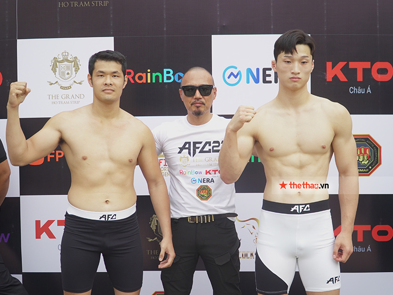 The boxer uses strange techniques before checking the weight for the AFC 21 event - Photo 10