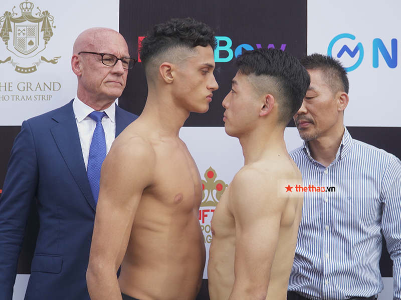 The boxer uses strange techniques before checking the weight for the AFC 21 event - Photo 15