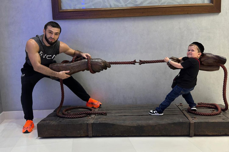 MXH star Hasbulla Magomedov taller signed a professional UFC competition - Photo 1
