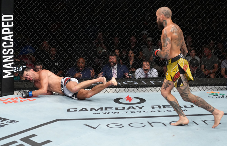 MMA boxer is extremely strong, horrific nose broken at UFC San Diego - Photo 1