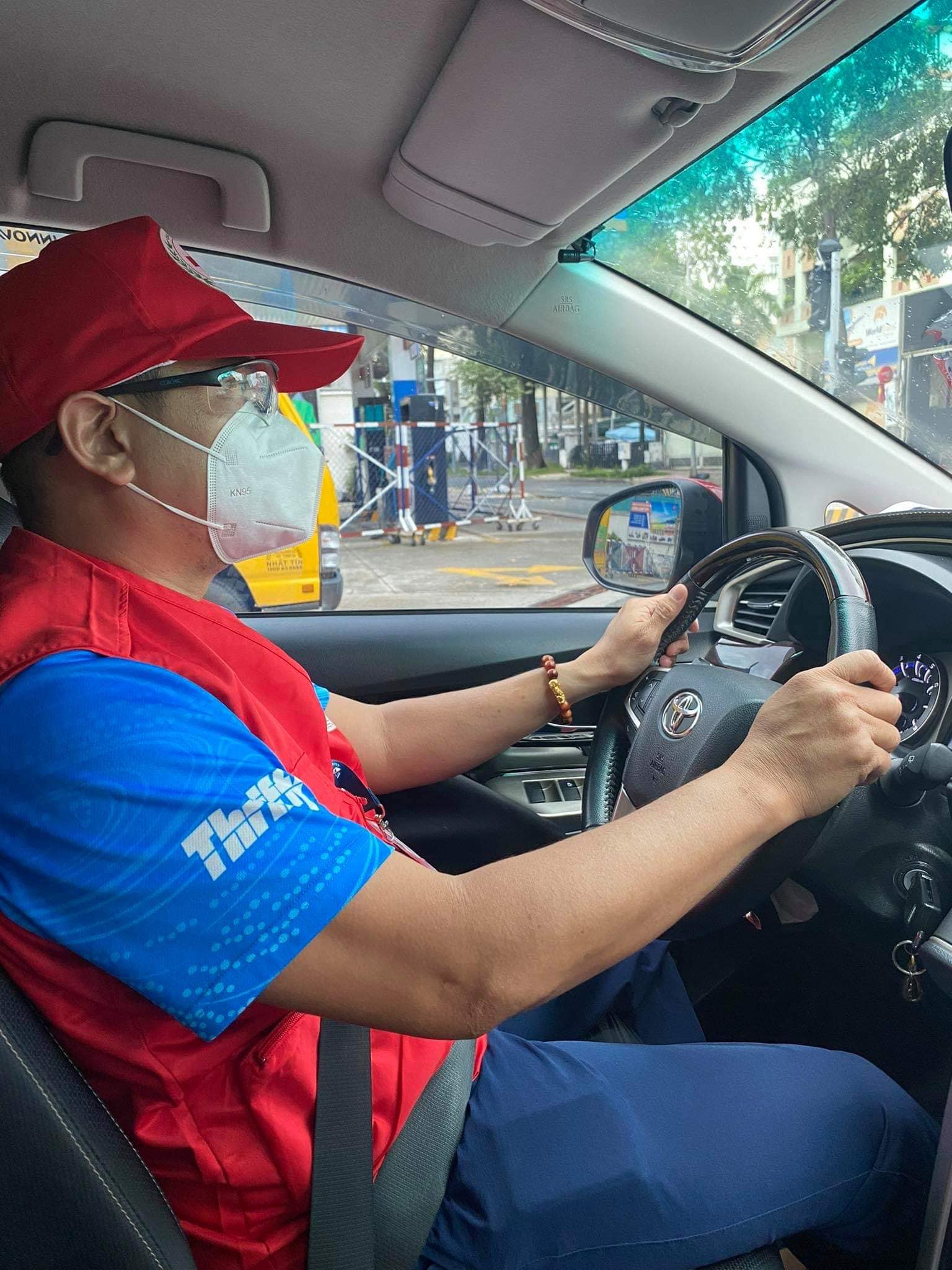 Nguyen Tran Duy Nhat went to the street to give oxygen to Covid patients - Photo 2