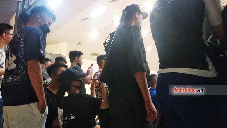 Many viewers watch Lion Championship must stand because of tickets but no seats - Photo 1