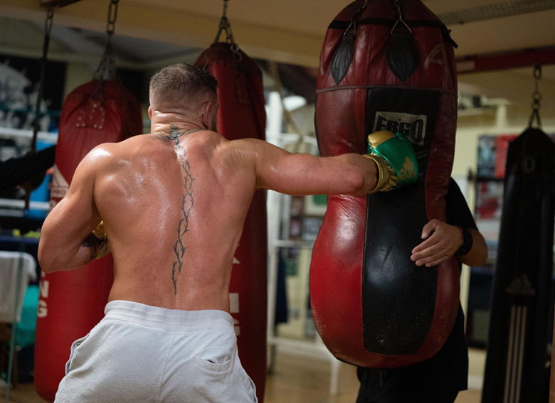 McGregor shows off his muscles before returning to UFC - Photo 1