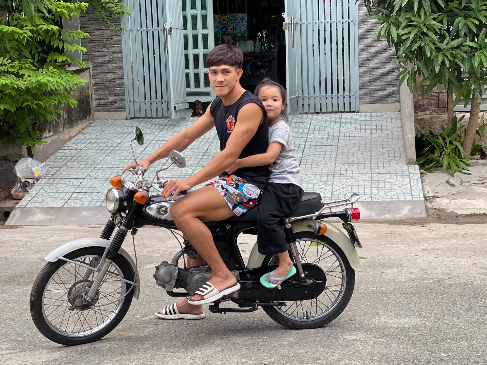 Nguyen Tran Duy Nhat - Different hobbies outside the fighting floor - Photo 3