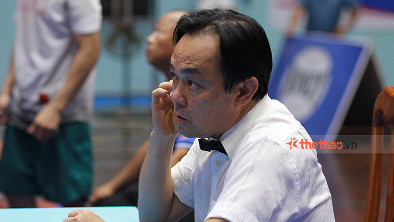 The nationwide boxing arbitrator eats dinner in the middle of the stadium - Photo 2