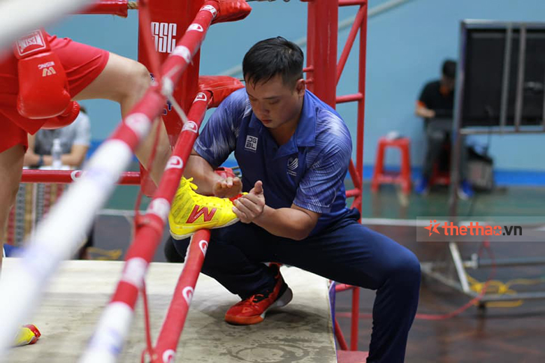 Martial artist Tran Van Thao bowed his head to tie shoelaces for students in the national boxing tournament - Photo 2