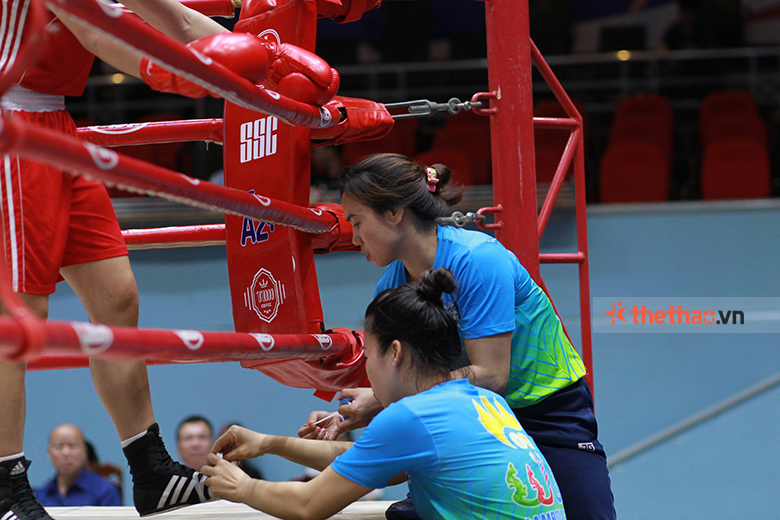 Martial artist Tran Van Thao bowed his head to tie shoelaces for students in the national boxing tournament - Photo 3