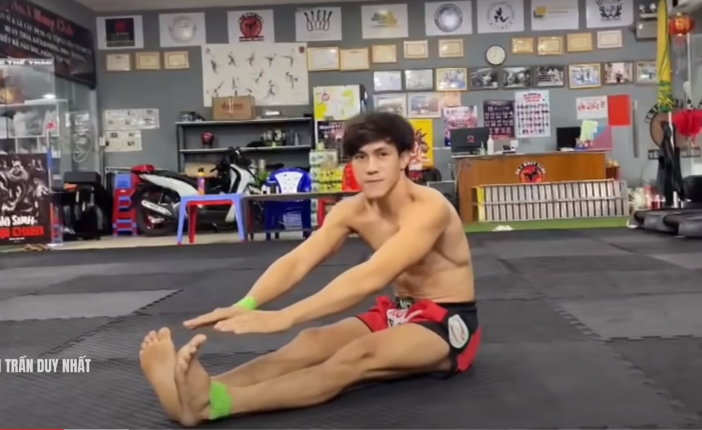 Nguyen Tran Duy Nhat guides 6 -pack abs at home - Photo 2