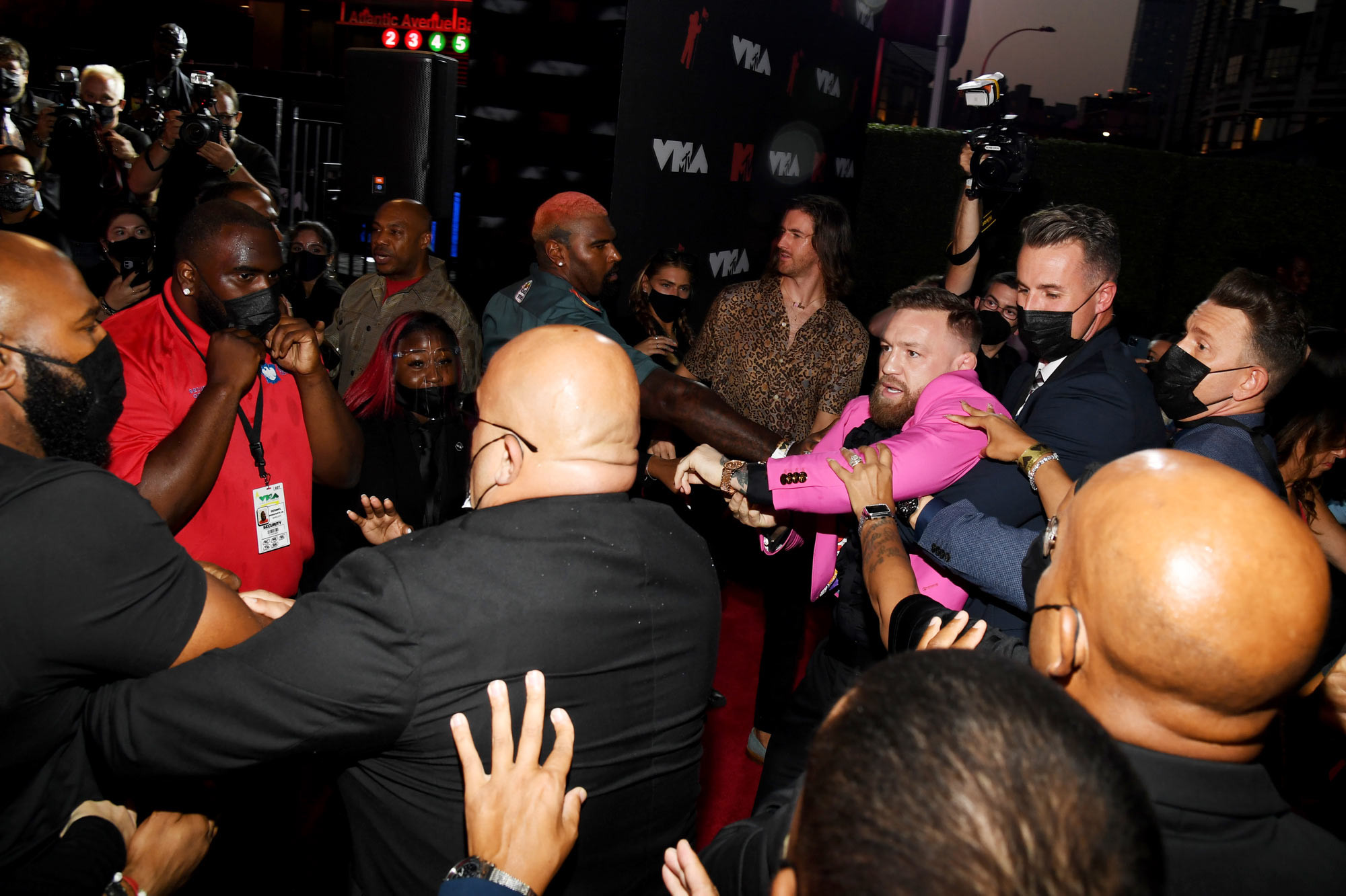 Conor McGregor is scuffled with Machine Gun Kelly on the red carpet MTV Music Video Awards 2021 - Photo 2
