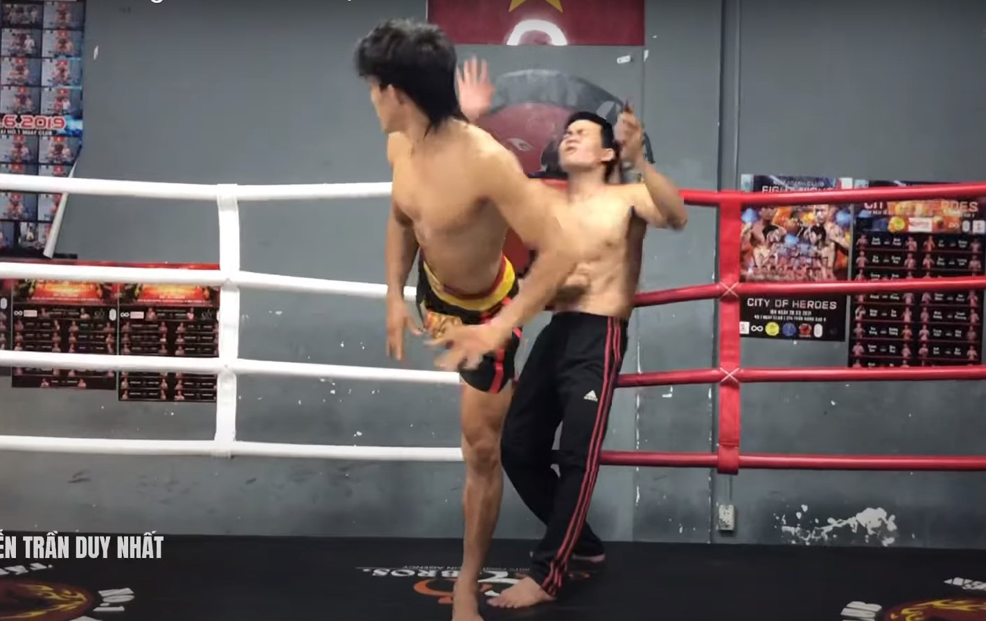 Nguyen Tran Duy Nhat - The rotation of the kick is great to finish the opponent - Photo 1