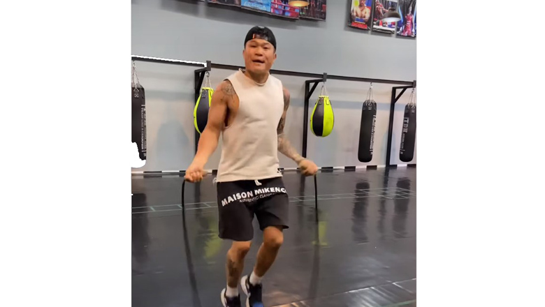 Truong Dinh Hoang shows how to jump rope 