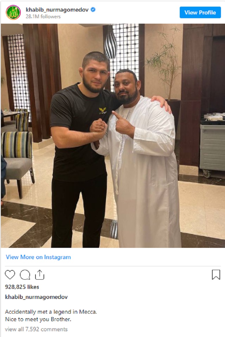Khabib Nurmagomedov poses with the boxing legend at the Mecca Sanctuary - Photo 2