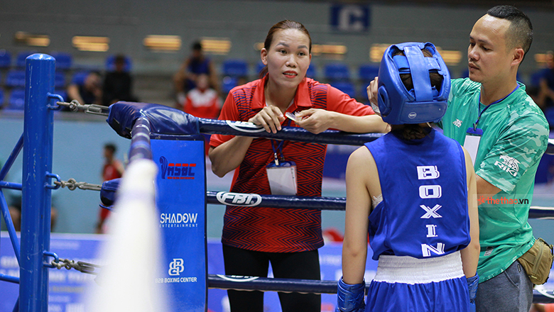 Many boxers moved to the coach in the national boxing tournament - Photo 1