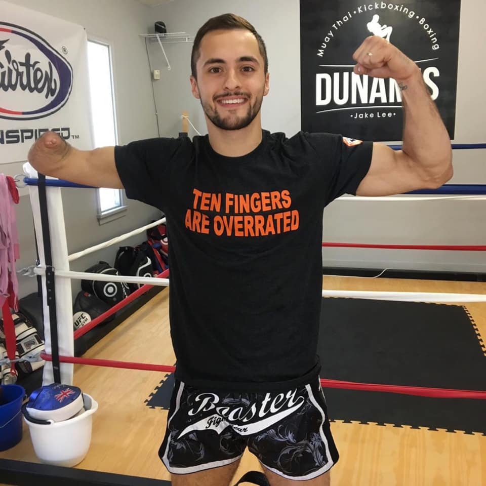 Martial artist won the throne at the Muay Thai tournament - Photo 1