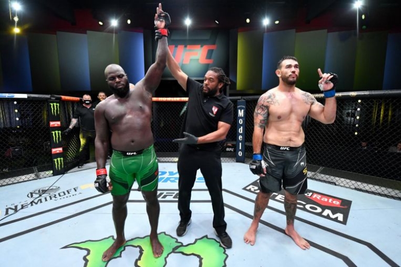 UFC Vegas 28: Rozenstruik won TKO in the first half against Sakai - Photo 2