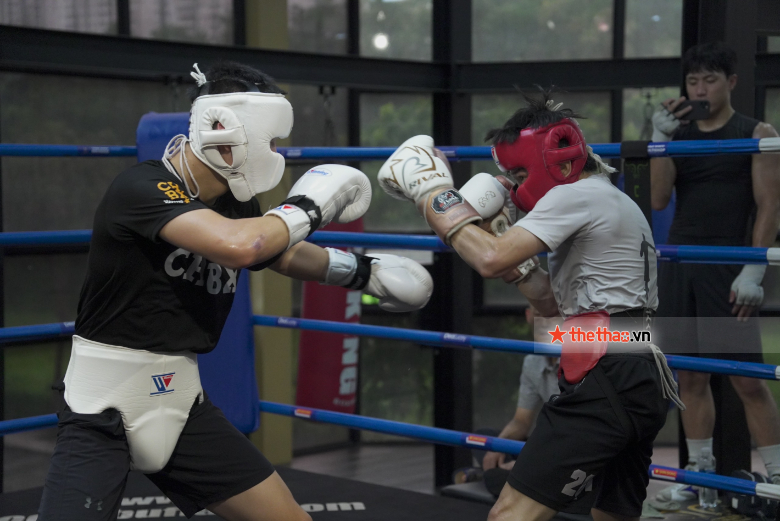 Dinh Hong Quan compares friendly gloves with the world's No. 5 boxer - Photo 2