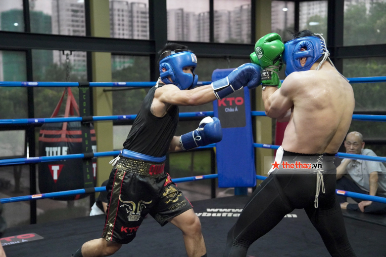 Dinh Hong Quan compares friendly gloves with the world's No. 5 boxer - Photo 3