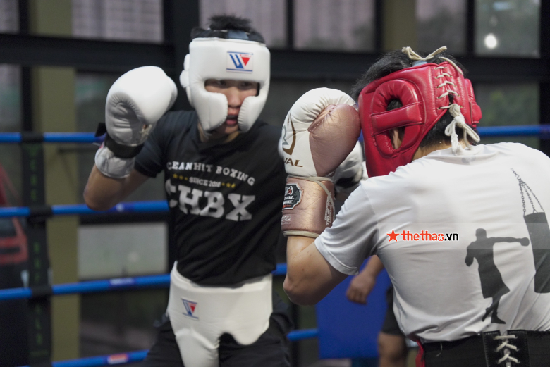Dinh Hong Quan compares friendly gloves with the world's No. 5 boxer - Photo 1