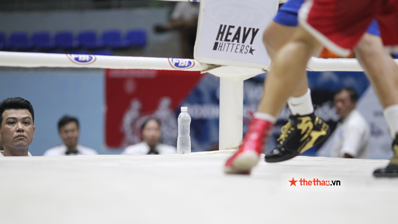 Hanoi coach Nam threw water bottles at the referee in the young Boxing tournament - Photo 2