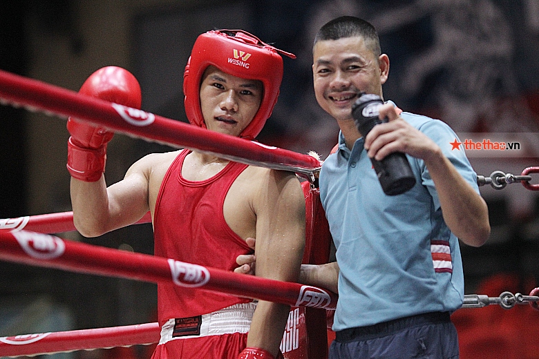 Hanoi coach Nam threw water bottles at the referee in the young Boxing tournament - Photo 4