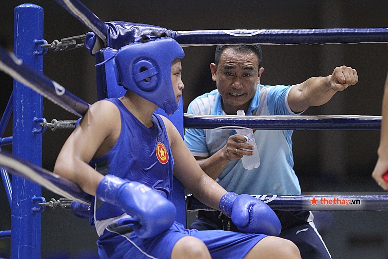 Hanoi coach Nam threw water bottles at the referee in the young Boxing tournament - Photo 6