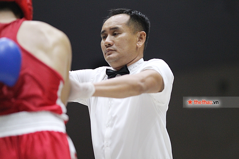 Hanoi coach Nam threw water bottles into the referee in the young boxing tournament - Photo 7