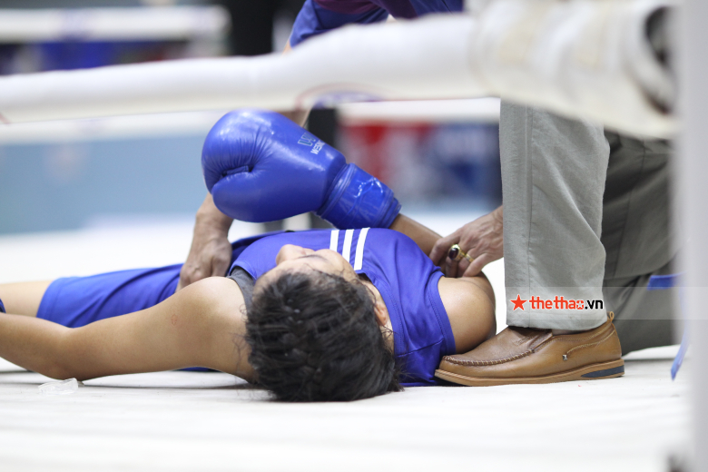 Boxing nationwide 2022: Female boxer is lowered, stretched out of the ring - Photo 2