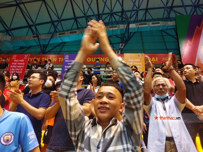 Being cheered by family members, Vuong Thi Vy won the gold medal SEA Games - Photo 2